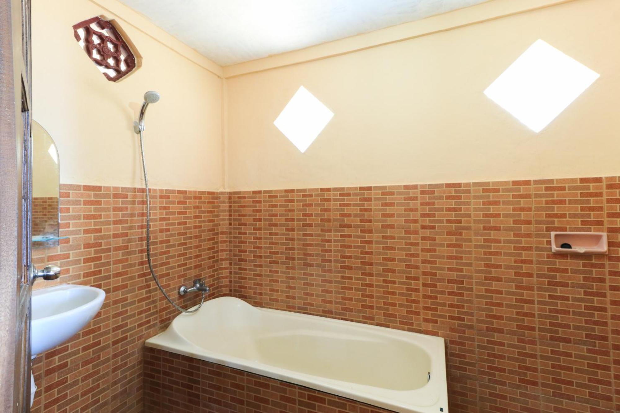 Hotel Tara Bar & Resto Air Sanih Kubutambahan  Kamer foto